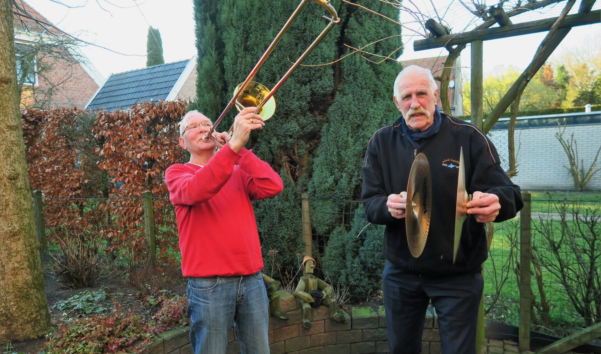 Toon ten Brincke (rechts) 50 jaar lid van De Knolle en Fons Walterbos (links) 48 jaar lid van De Knolle. Foto: Theo Huijskes