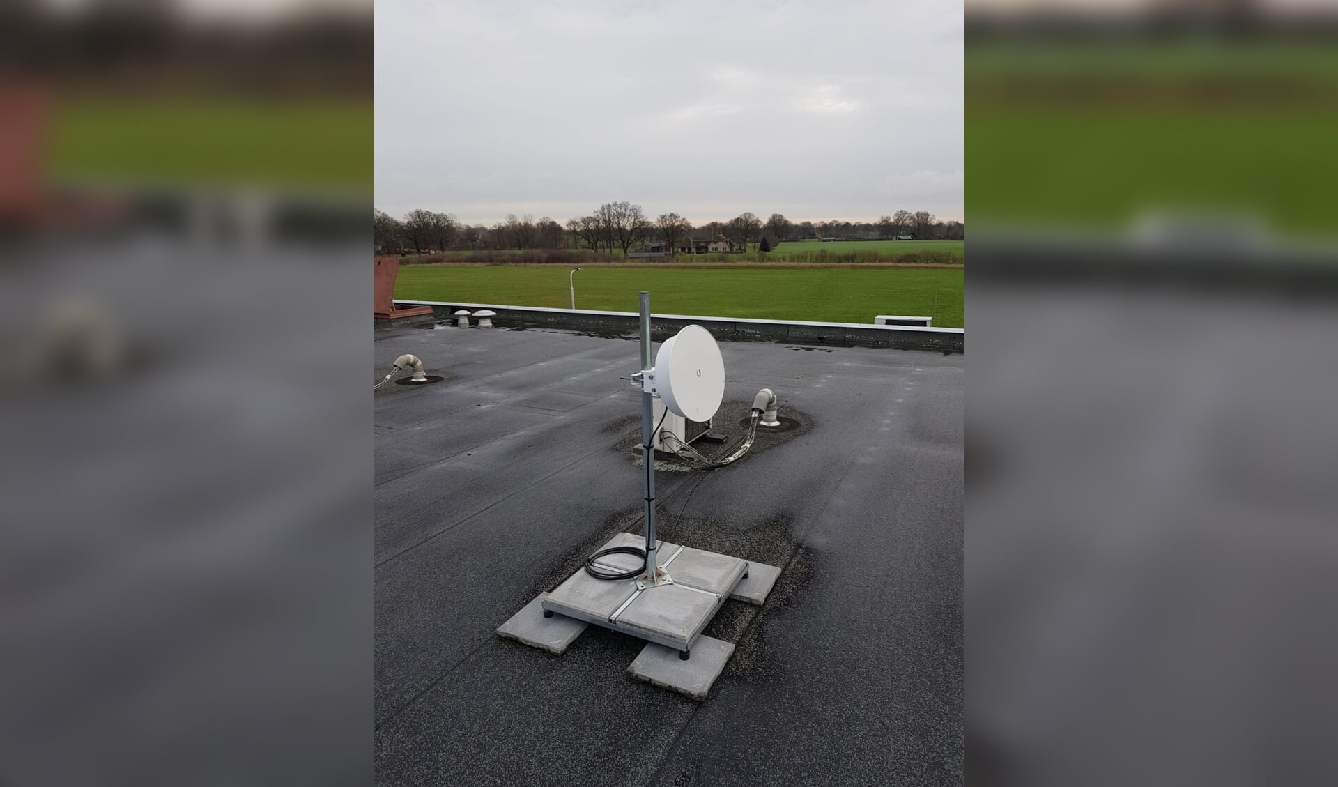 Op het dak van Auga is een antenne geplaatst zodat snel internet toch mogelijk is. Foto: Ton Fontijn
