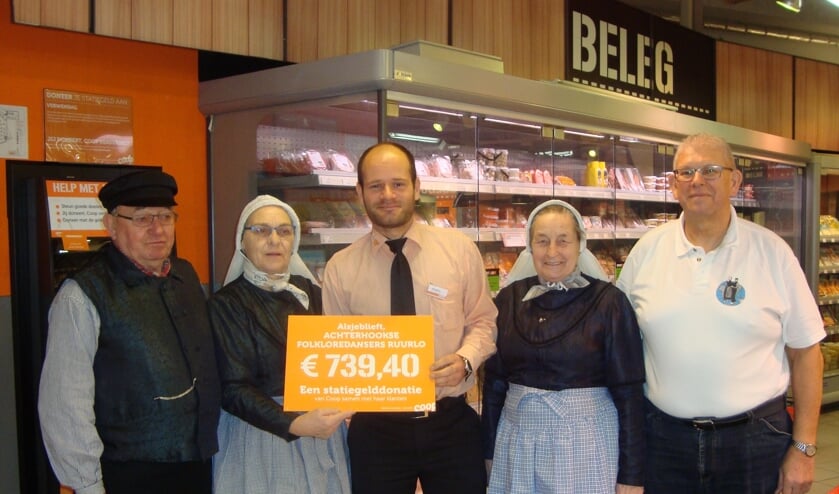 V.l.n.r.:Derk te Brinkhof, Dini te Brinkhof, Philip Tigrinate, Hermien Klein Kranenbarg en Ben Lodeweges met de waardecheque. Foto: PR.
