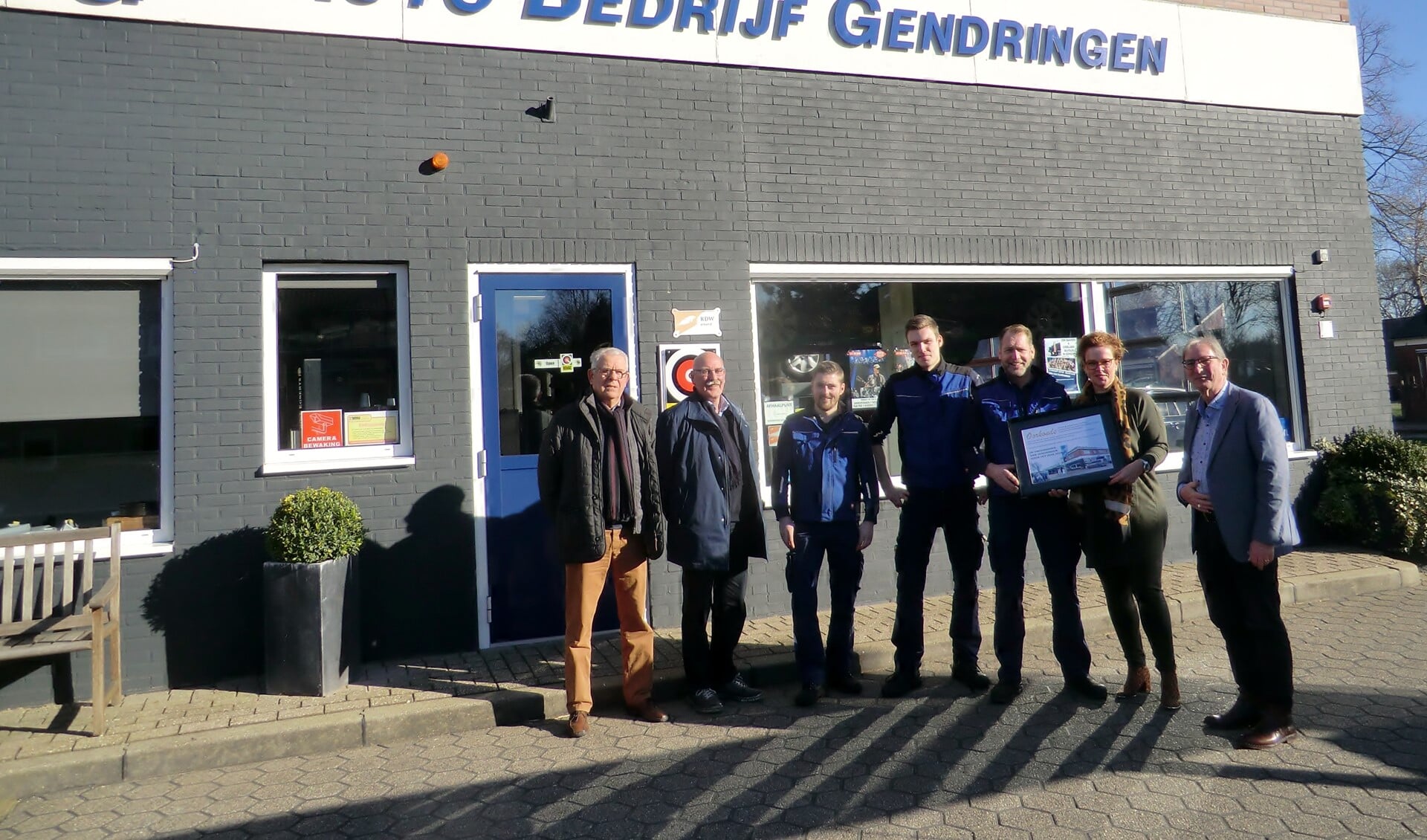 Het bestuur van stichting Gendringen Leefbaar en het team van Auto Bedrijf Gendringen (Frank Bruens was afwezig). Foto: Walter Hobelman