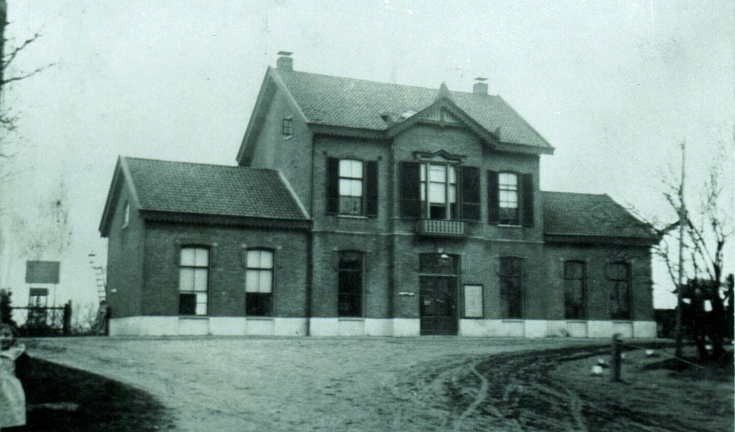 Het Vordense station zoals het er in 1900 uitzag. Foto: Vereniging Oud Vorden/Coll. Albers/foto jhr. Van Haeften”. 