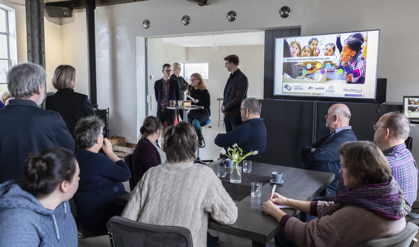 Zo'n vijftig vertegenwoordigers van de gemeenten, (koploper)scholen, erfgoedlocaties, culturele partners en kunstenaars vierden woensdag de start in de IJsselstroom in Zutphen. Foto: Patrick van Gemert