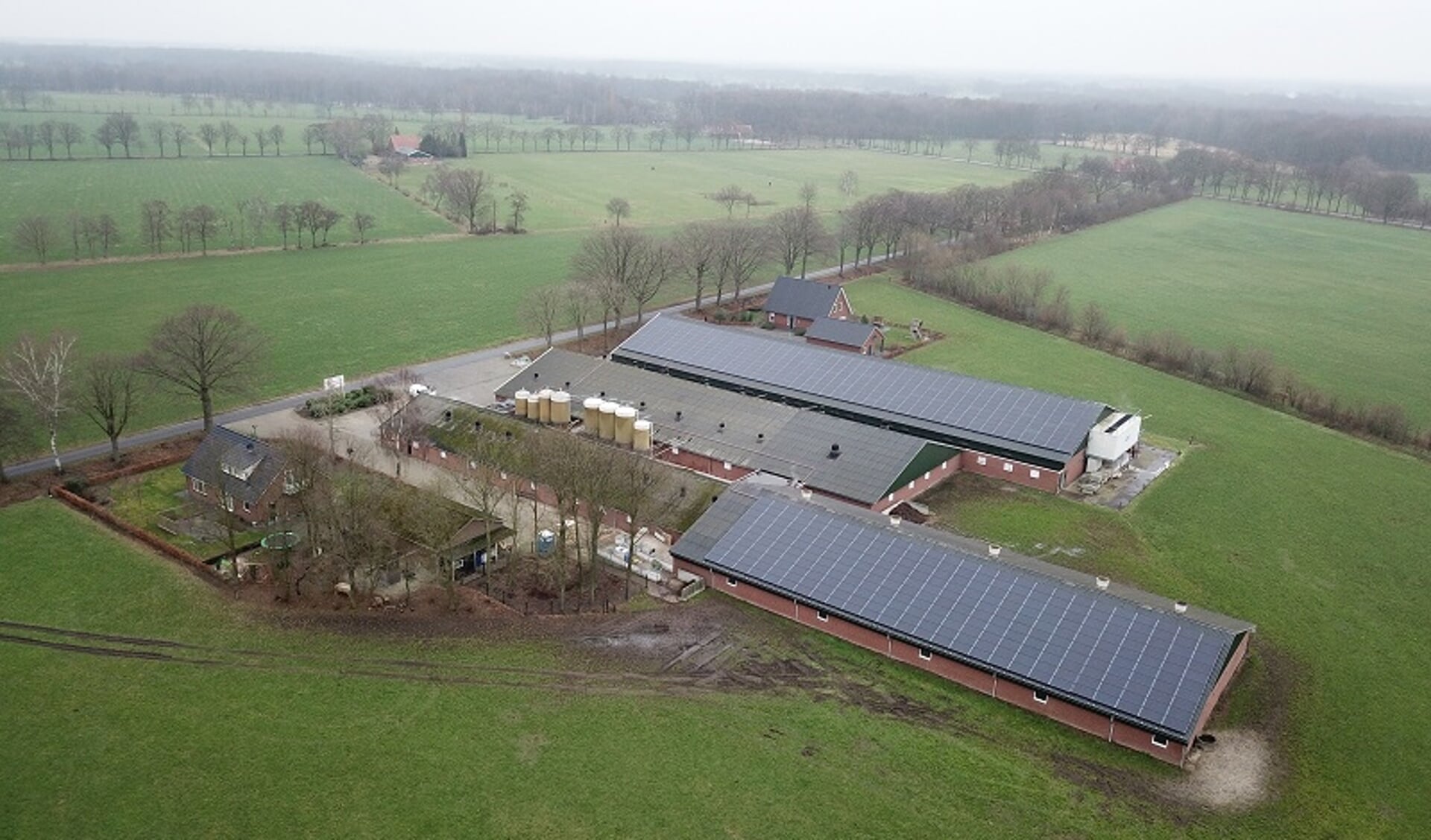 De boerderij, waarvan de daken een flink aantal zonnepanelen hebben gekregen. Foto: PR