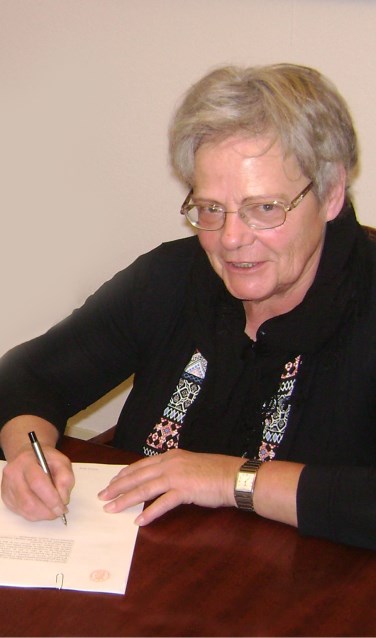 Voorzitter Marijke Hoitink ondertekent de oprichtingsakte van de Vereniging Vrijetijdskoor Völle Wille uit Eibergen. Foto: PR
