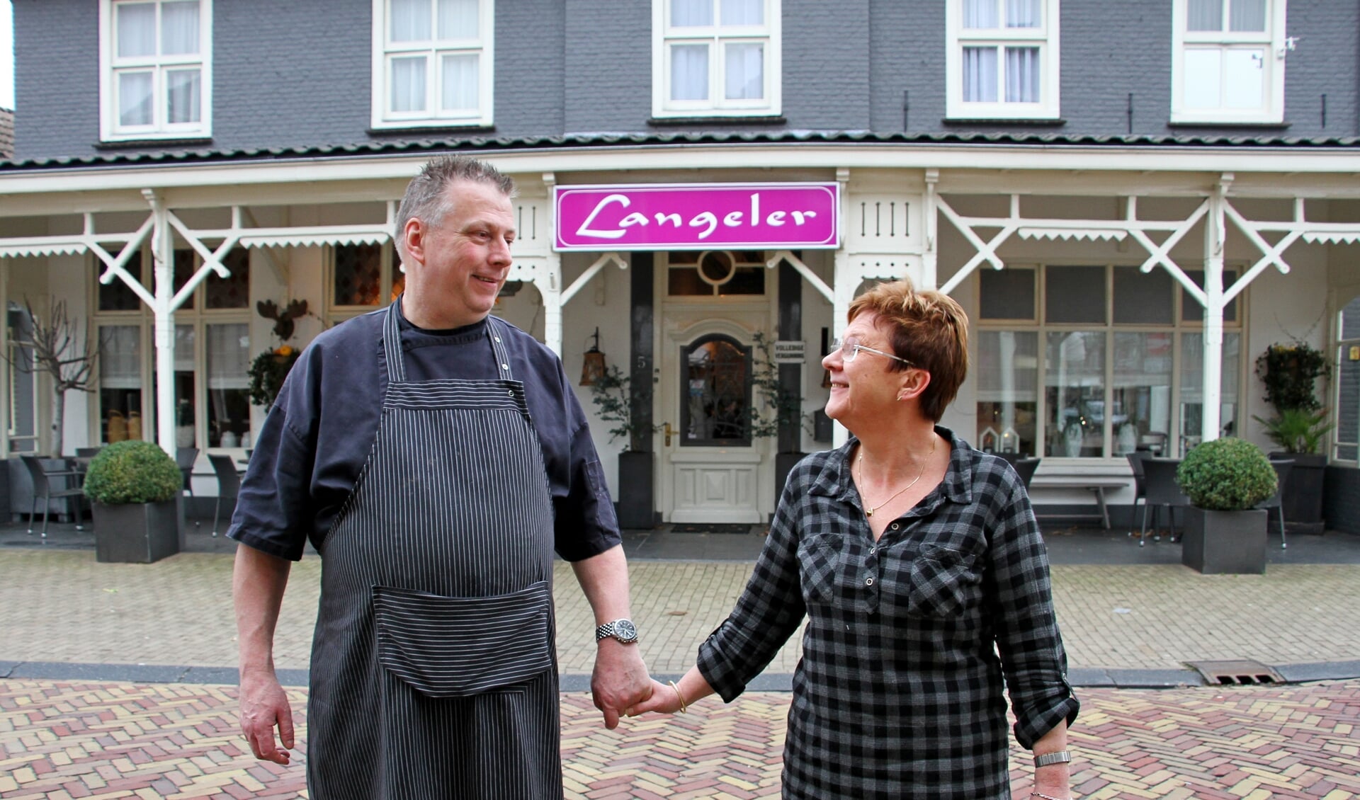 Hans en José Langeler dragen het familiebedrijf in Hengelo over en gaan samen genieten. Foto: Liesbeth Spaansen