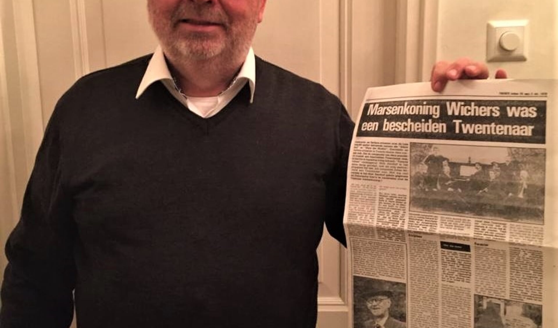 Rob Soer, met een krantenartikel over zijn overgrootvader. Foto: Henri Walterbos