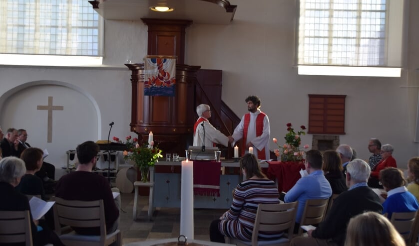Dominee Ruben den Hertog (r) werd door zijn collega Freek Brandenburg verbonden aan de Protestantse Gemeente Vorden. Foto: PR