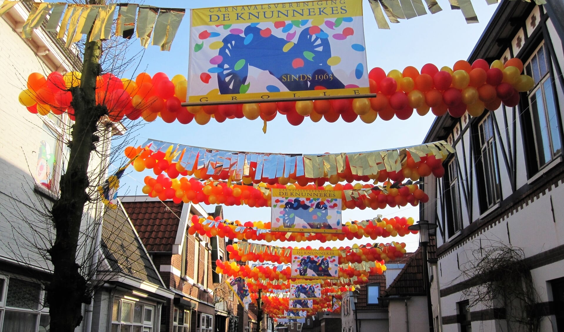 Een beeld van de met kleurrijke ballonnen versierde Goudsmitstraat in hartje Groenlo. Foto: Theo Huijskes