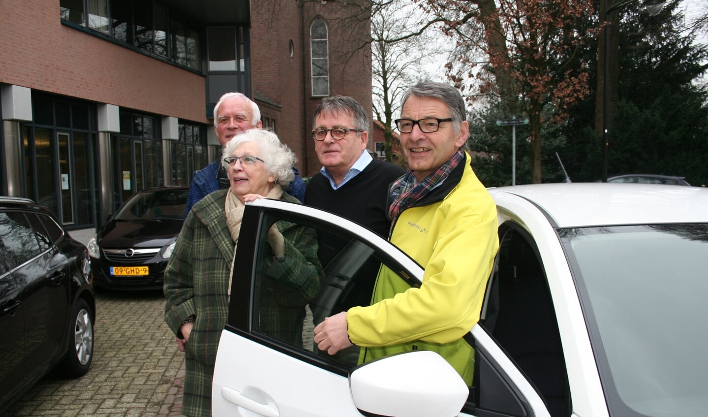 Van links naar rechts:Willem Oudsen, mevrouw Lodder, Harrie Garritsen en André van Kuppeveldt. Foto: Verona Westera