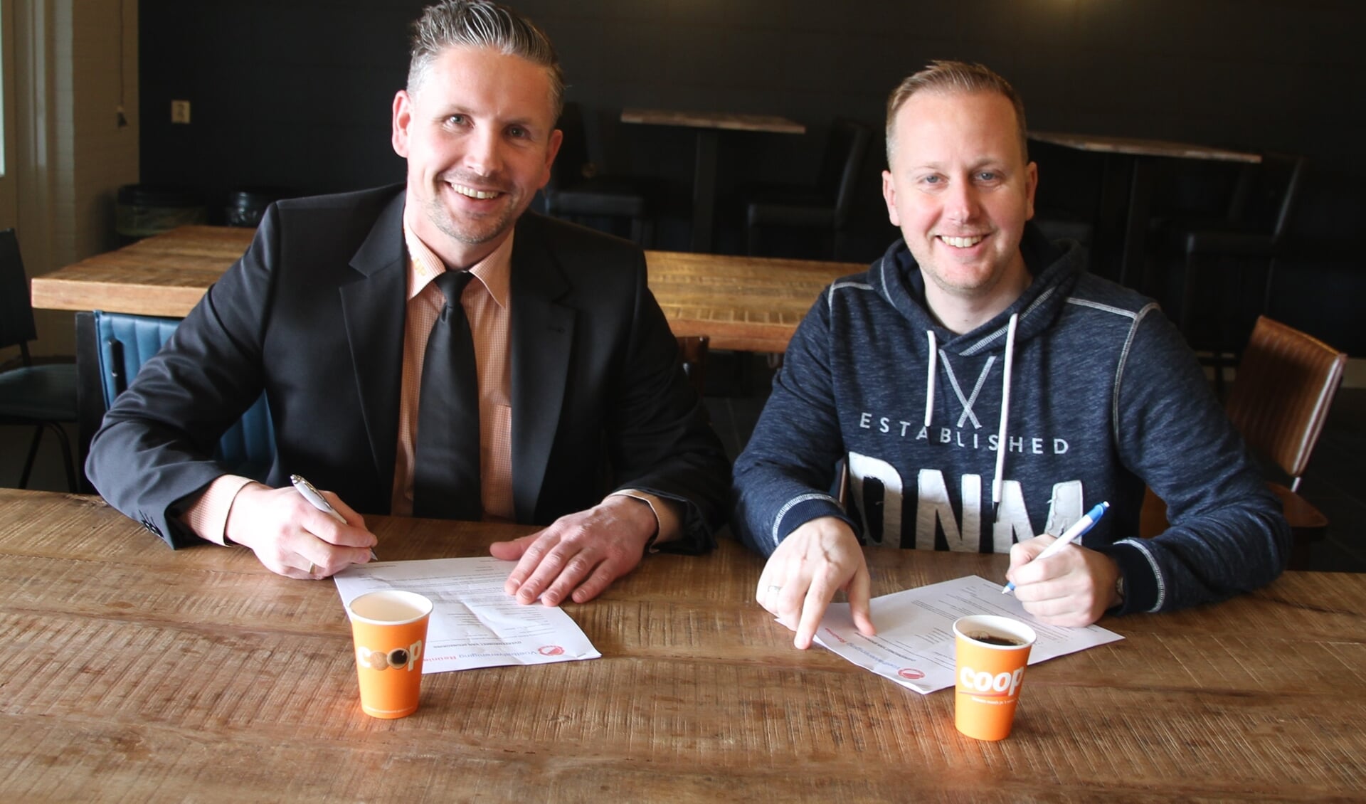 Nick Veldhuis, filiaalmanager Coöp Borculo (links) en Jeroen ten Bras, voorzitter sponsorcommissie vv Reünie. Foto: PR