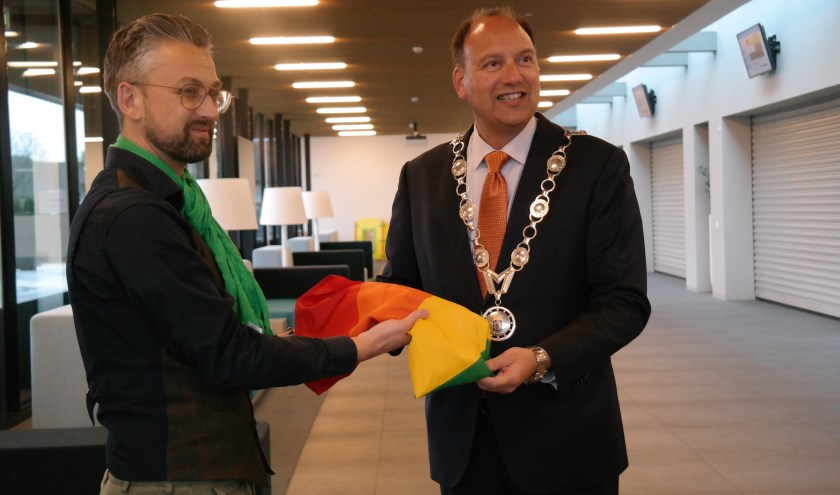 Freddy van Dijken overhandigde onlangs een regenboogvlag aan burgemeester De Baatin de week na de Nashville-verklaring. Foto: PR