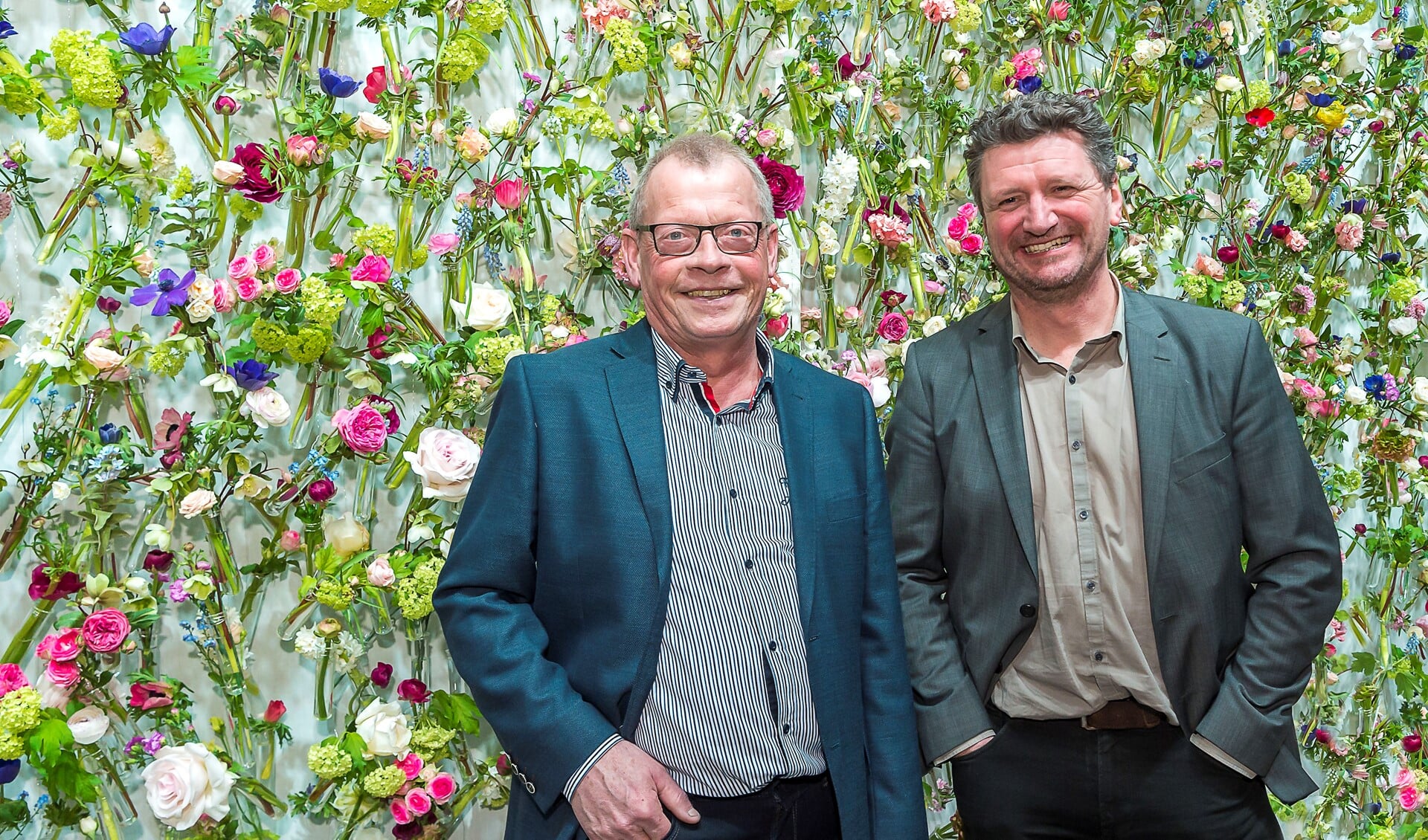 Maurits Heebink en Bart Bresser (r) voor de bloemenwand bij de entree van de Tuinbeurs Doetinchem. Foto: Henk van Raaij
