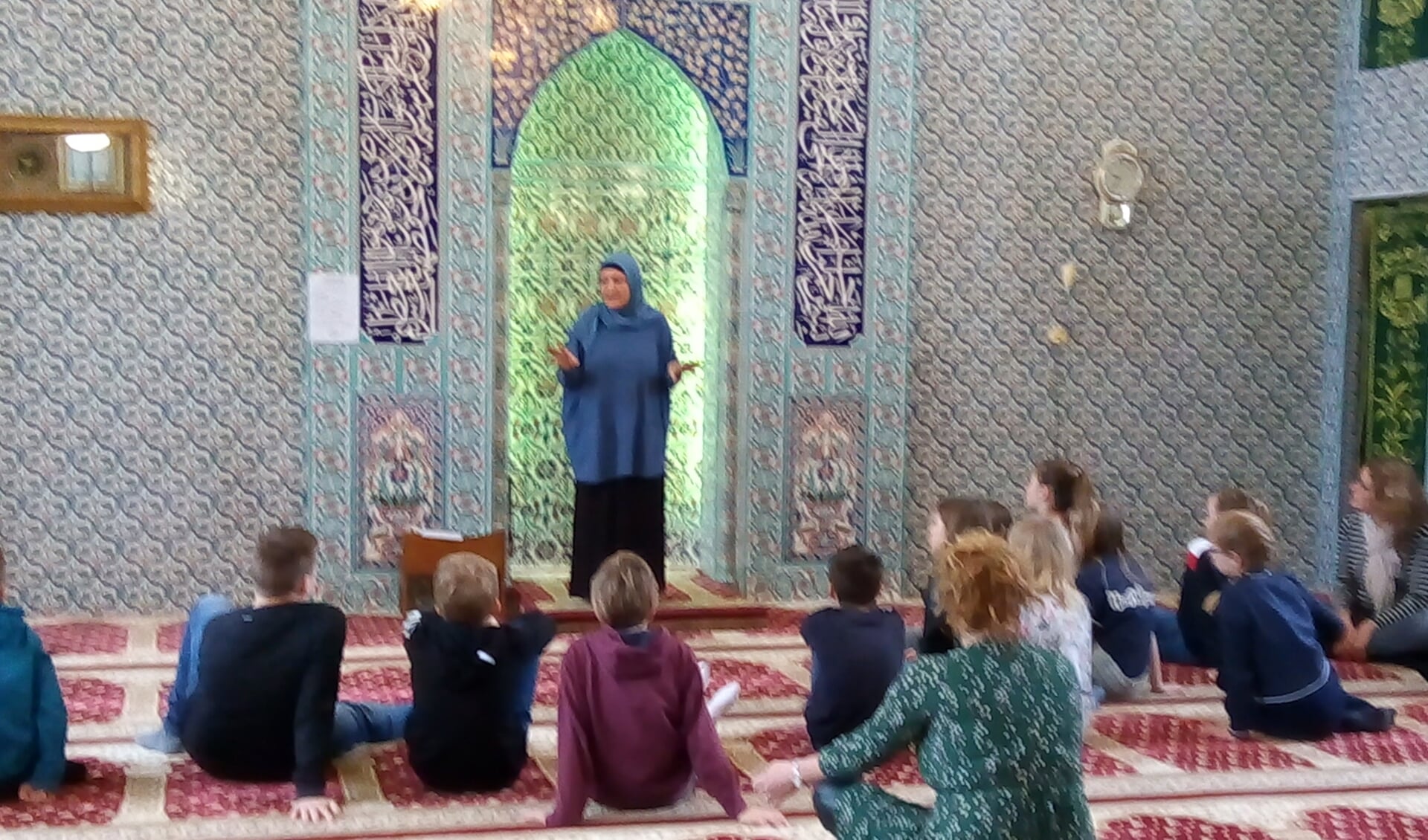 In de ontmoetingsruimte van de (Turkse) Selimiye Moskee in Lochem werden de leerlingen ontvangen door moslima Ayse Boya die duidelijke uitleg gaf. Foto: PR.  