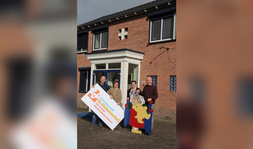 Edwin en Karin Karnebeek van de Kinderboerderij en Yvonne en Raymond Meekes van De Knuffel. Foto: Annekée Cuppers