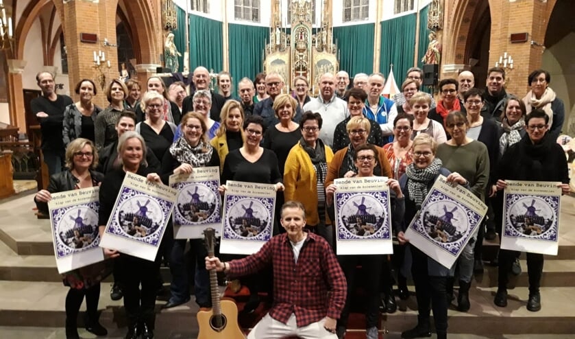 Ernest Beuving met achter hem de leden van Vocales tijdens de repetitie in de Groenlose Calixtusbasiliek. Foto: PR