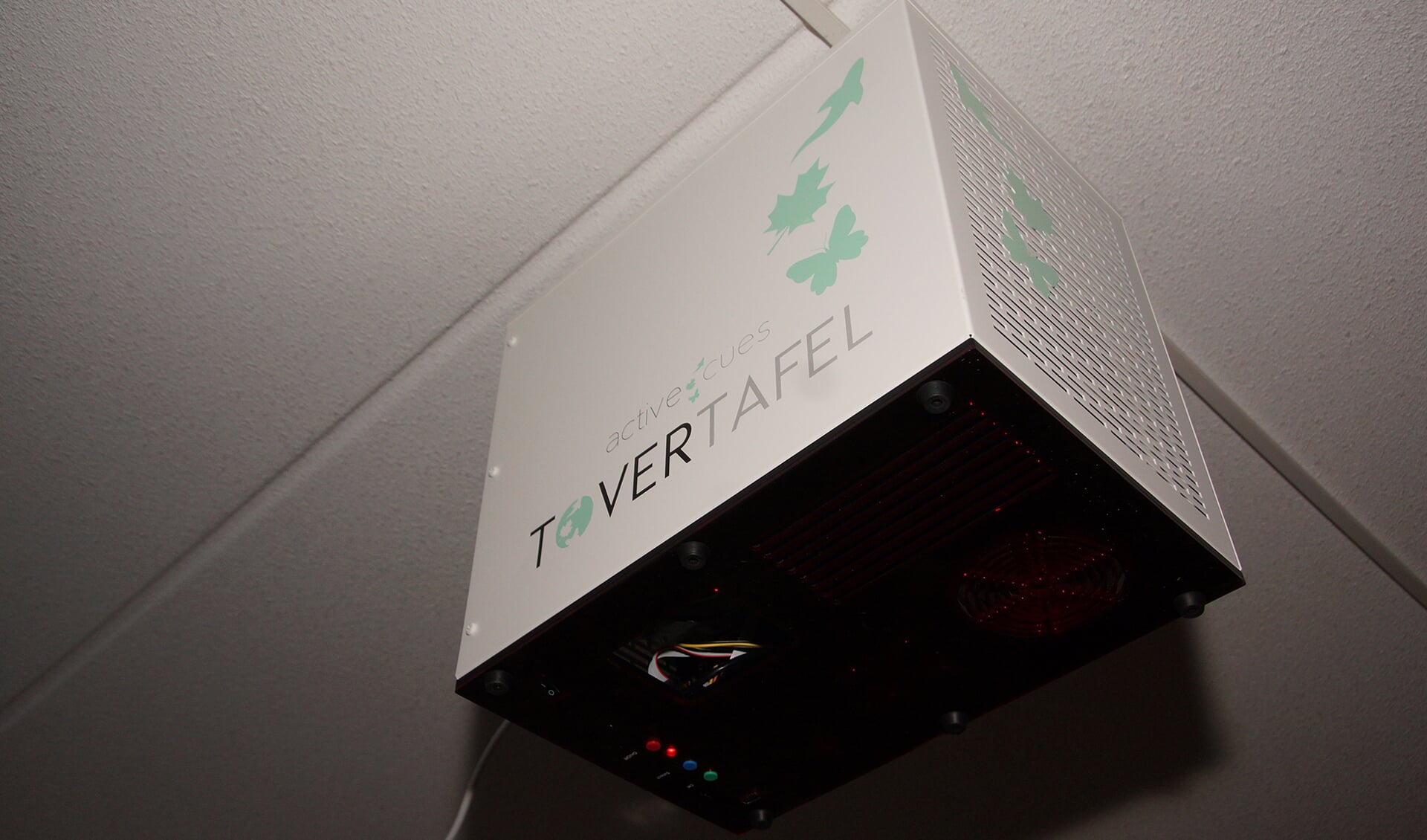 De projector die voor de Tovertafel-beelden zorgt. Foto: Frank Vinkenvleugel