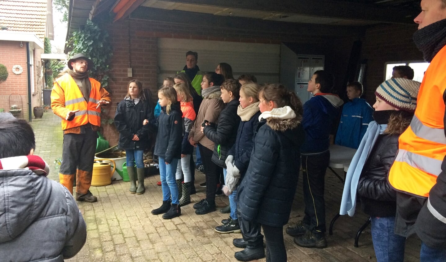 Aan de Krommedijk in Hengelo plantten in totaal 47 leerlingen van de basisscholen in Bekveld en Toldijk lijsterbessen en heel veel struiken onder leiding van hovenier Ivo Woerts. Foto: Diny Vink