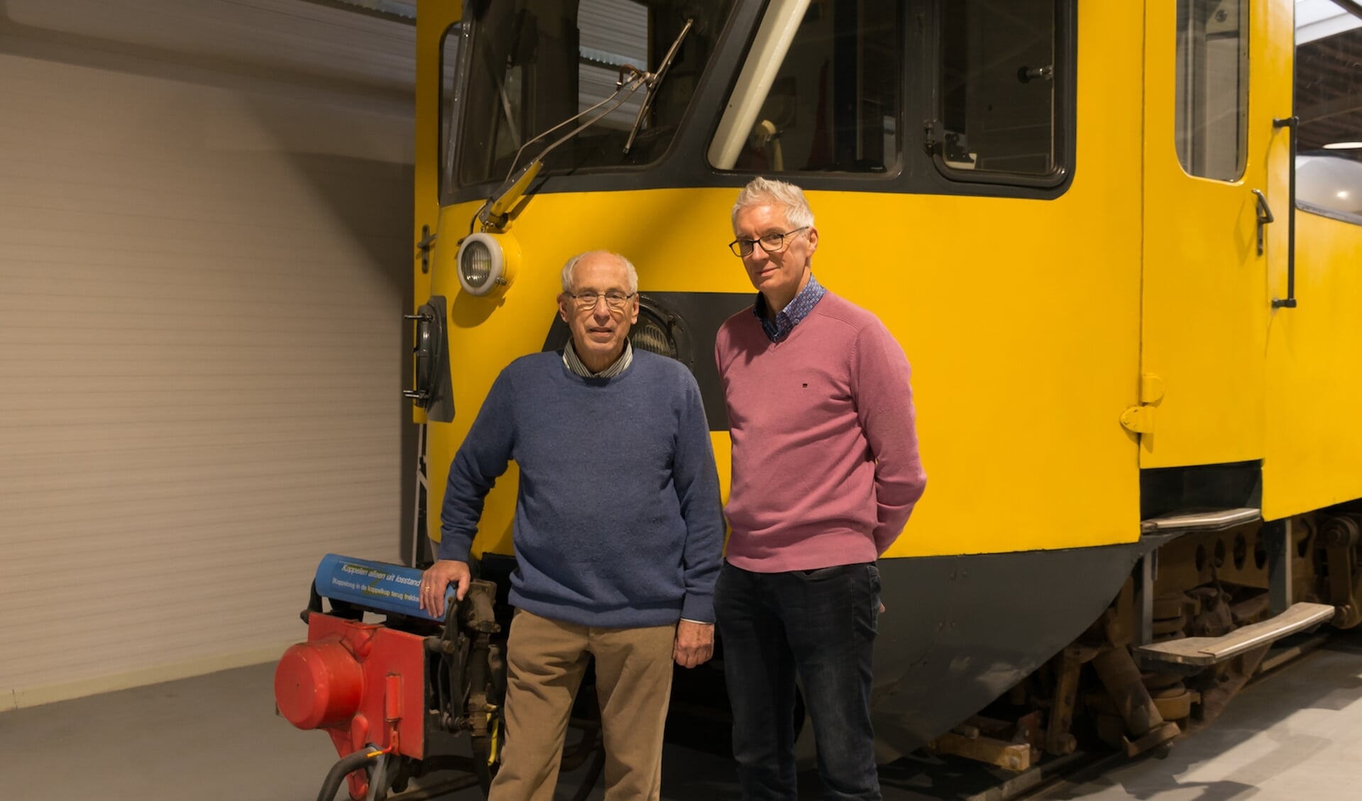 Gerrit (links) en Ruud voor het dieseltreinstel DE2 De Blauwe Engel. Foto: PR