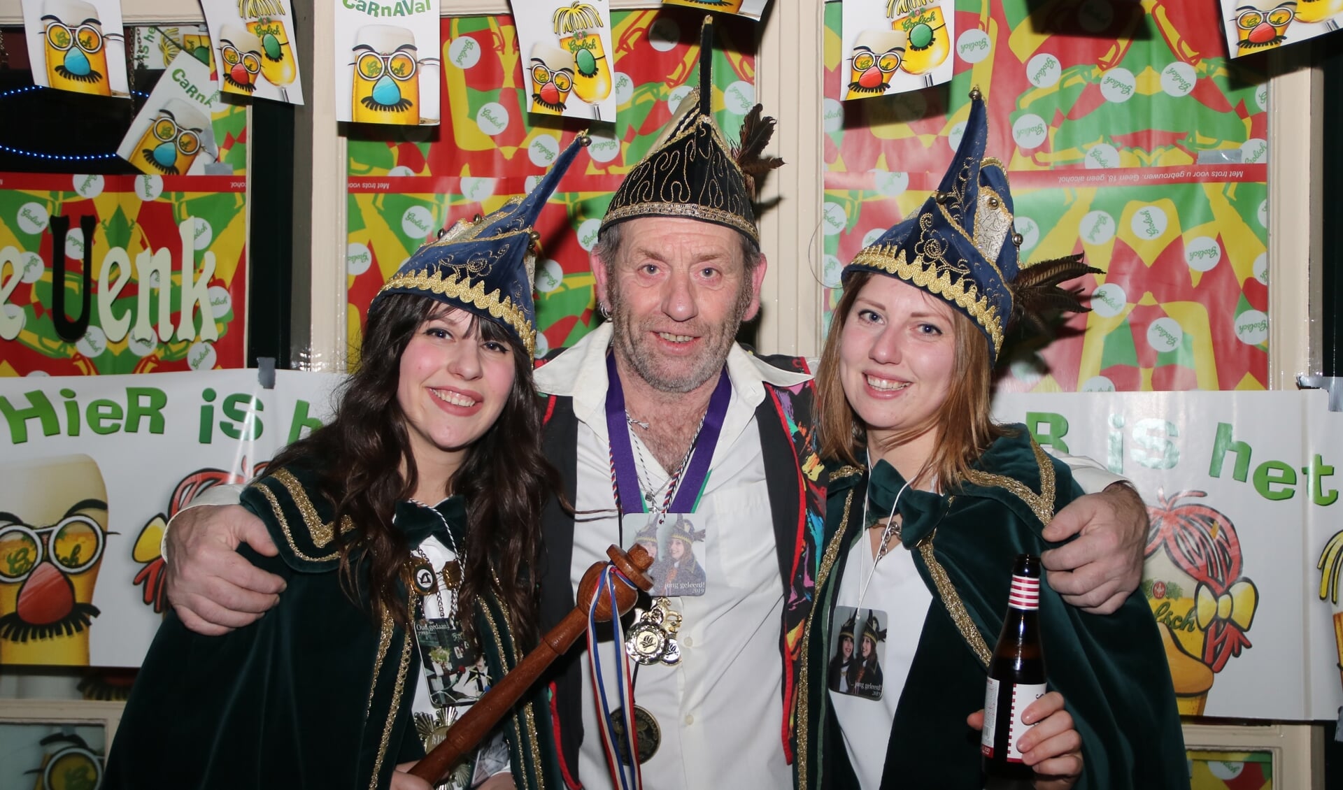Herbert Rutgers, uitbater van Café Uenk, was zelf in 1993 Kranenburgs Prins Carnaval, en via de link met hem kon de organisatie zijn dochters Thara (l) en Yvet (r) al snel aanwijzen als Prinses en Adjudante. Foto: Rob Schmitz