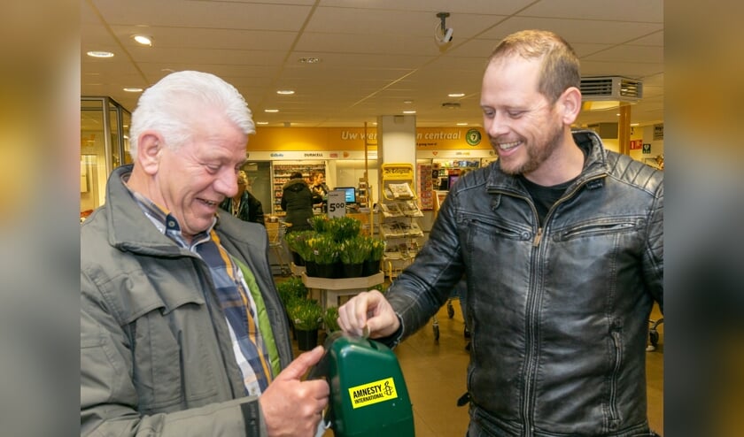 Een warme en droge plek om te collecteren bij Jumbo. Foto: Erik van de Groep