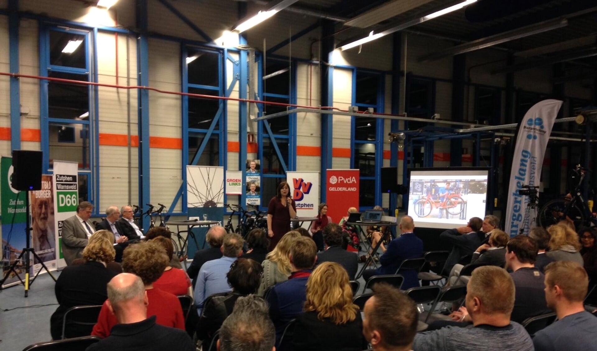In de fabriekshal van ZILT Bikes in Zutphen hadden kandidaten voor de Provinciale Statenverkiezingen een debat over hoe het onderwijs beter kan aansluiten op de arbeidsmarkt. Foto: PR