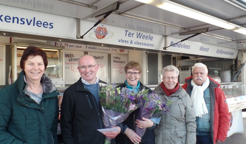 Gerrit van Renselaar en Hermien Kempers werden door enkele bestuursleden van de Marktvereniging Vorden bedankt voor hun jarenlange trouwe dienst in Vorden. Foto: Jan Hendriksen