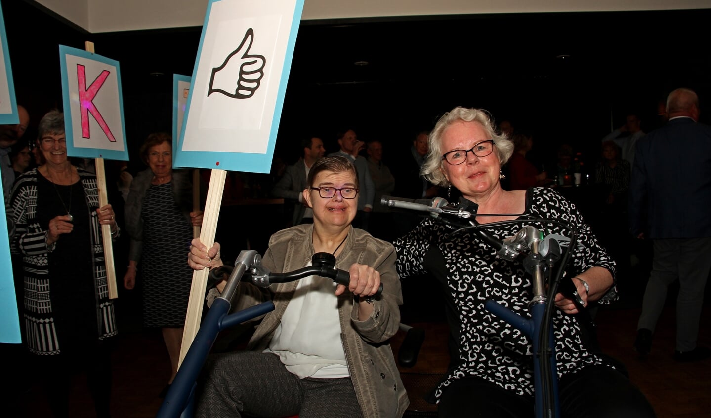 Gea Nikkels en leidster Corrie Groeneveld op de duo-fiets. Foto: Liesbeth Spaansen