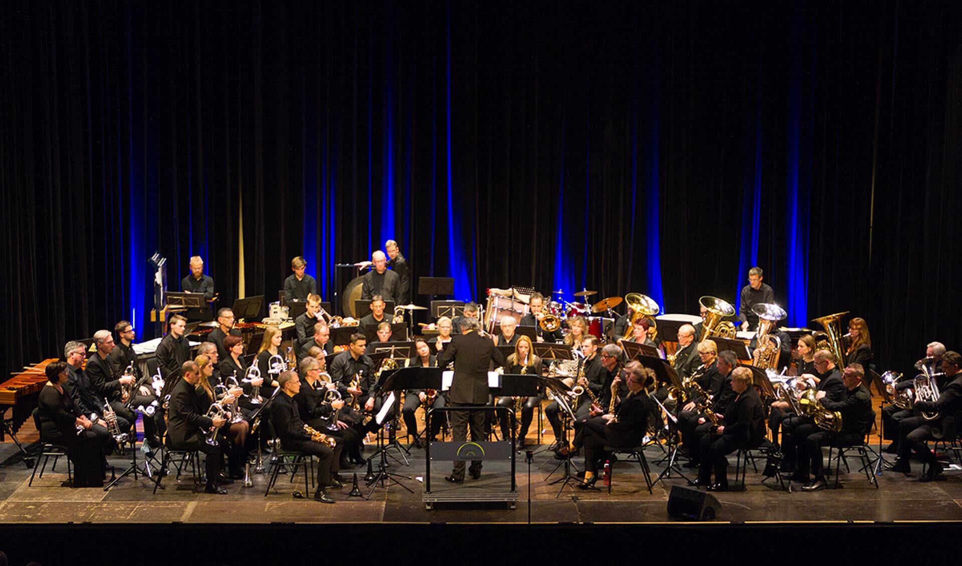 Het Open Fanfare Orkest met  dirigent Willem Zee. Foto: PR