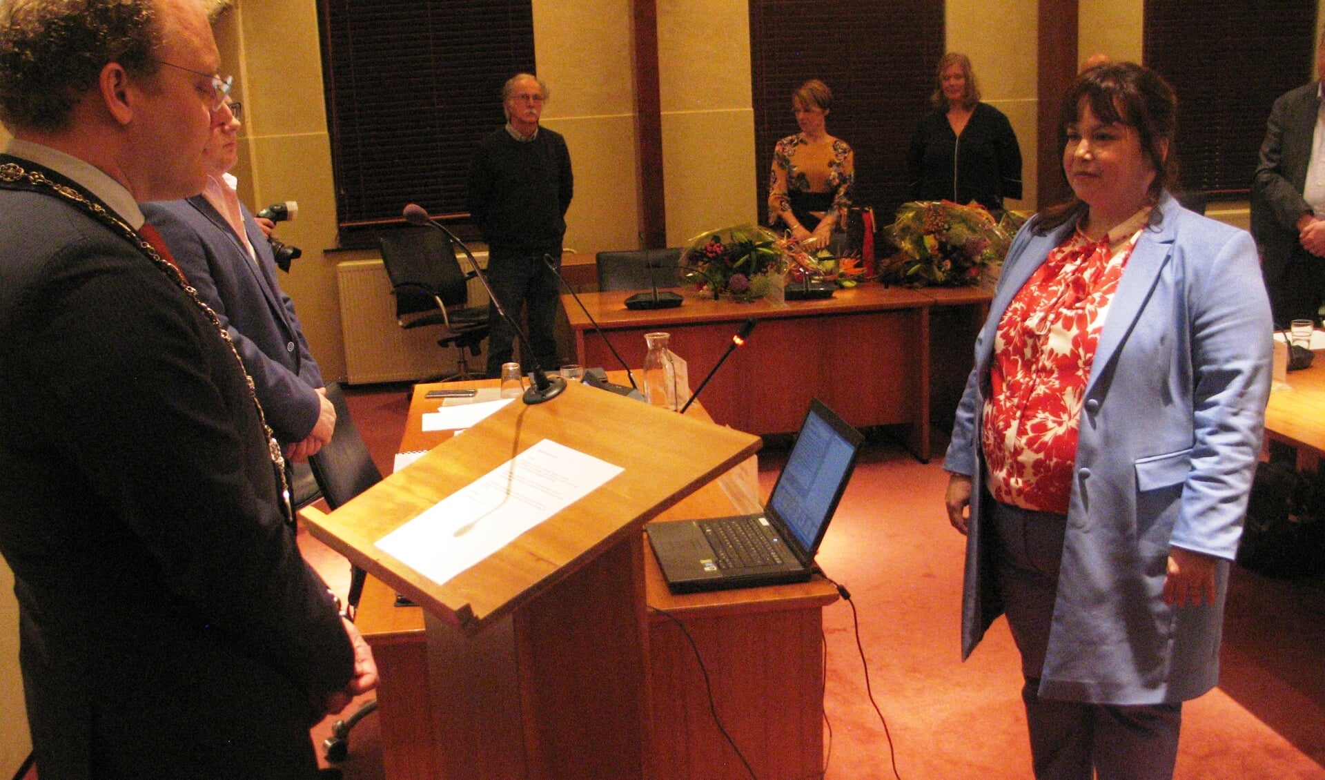 Elvira Schepers wordt geïnstalleerd als wethouder.Op de achtergrond Tineke Zomer en Inge Klein Gunnewiek die even daarvoor waren geïnstalleerd. Foto: Bernhard Harfsterkamp