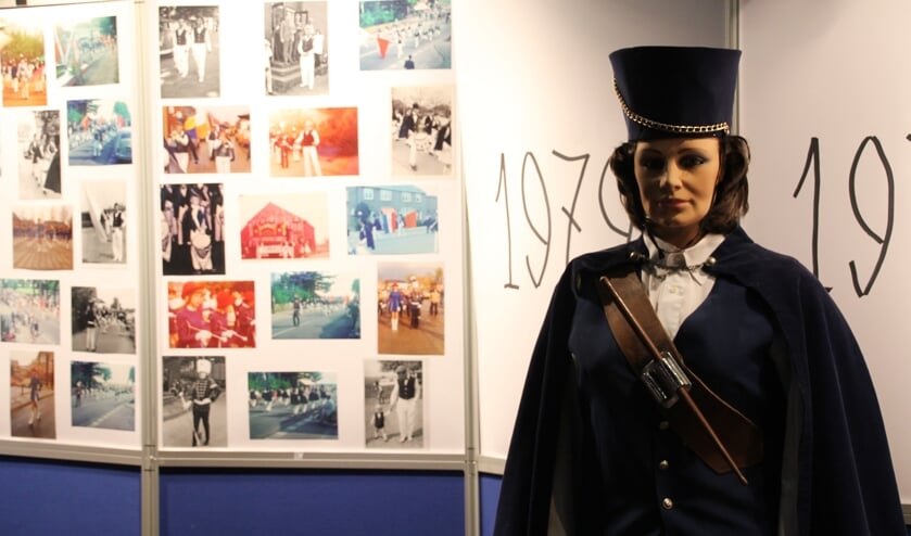 Op verschillende plekken in de zaal stonden foto-exposities en waren oude kostuums te zien. Foto: Annekée Cuppers