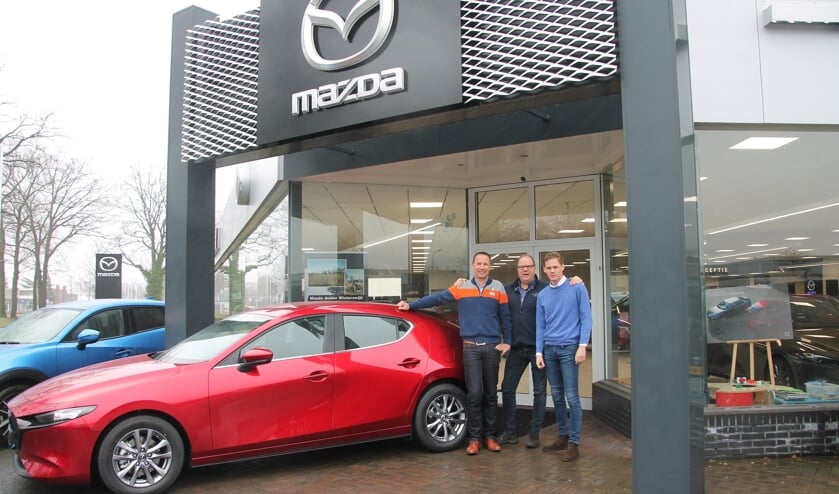 Michel te Kamp, Gerben Driessen (midden) en Daan Moester (rechts) met de nieuwe Mazda3. Foto: Lydia ter Welle