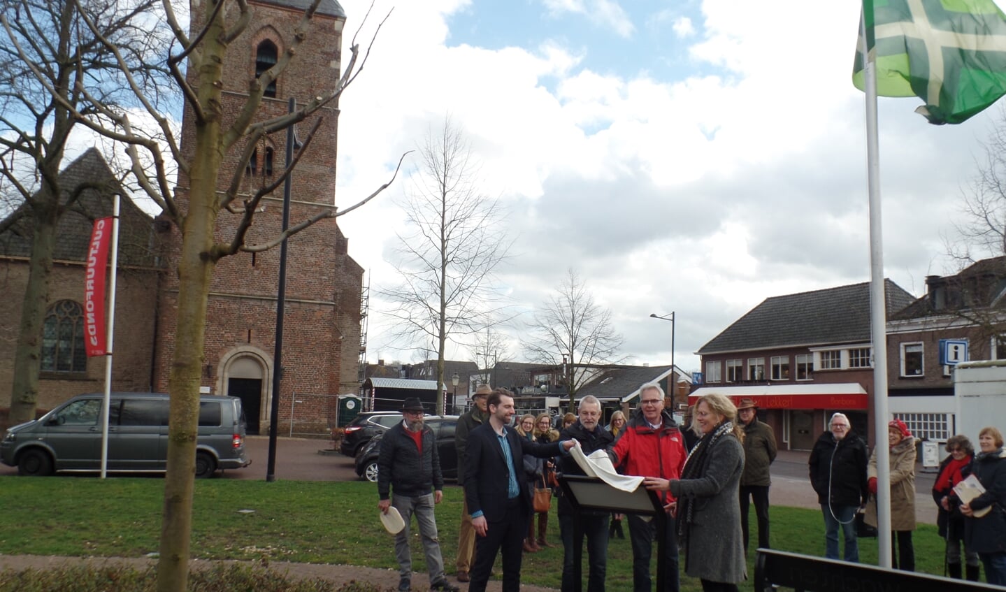 In het bijzijn van afgevaardigden onthulde wethouder Paul Hofman (l) het bord bij de zilverlinden. Foto: Jan Hendriksen