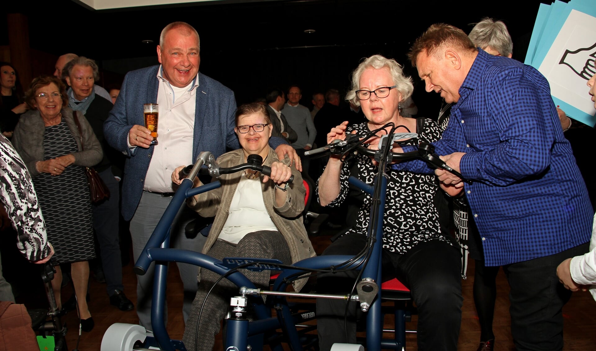 Gerrit en Gea Nikkels genieten nu al van de duo-fiets terwijl Corrie Groeneveld tips krijgt van Theo de Ruiter. Foto: Liesbeth Spaansen