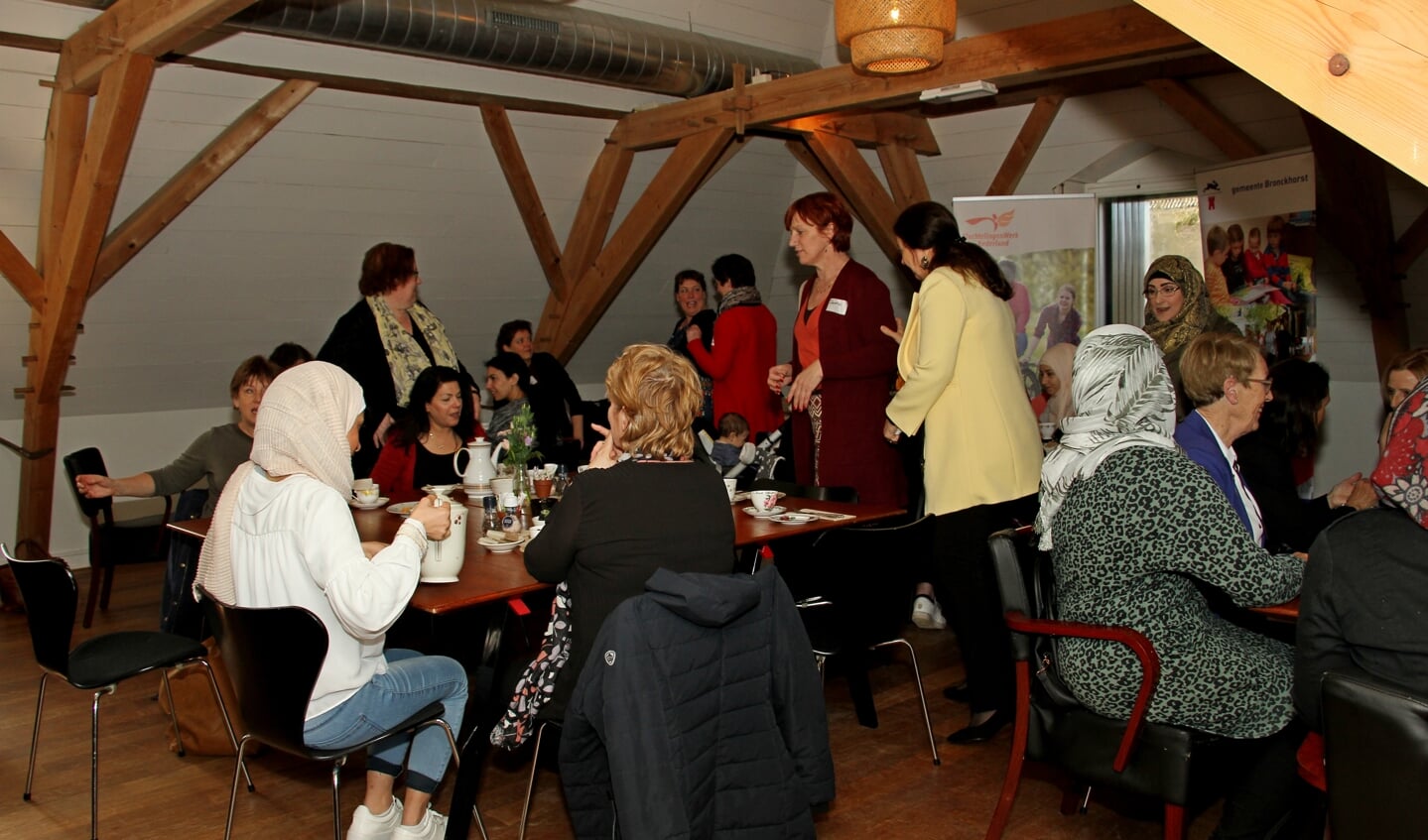 Vrouwen uit Bronckhorst maken tijdens de High Tea kennis met elkaar. Foto: Liesbeth Spaansen