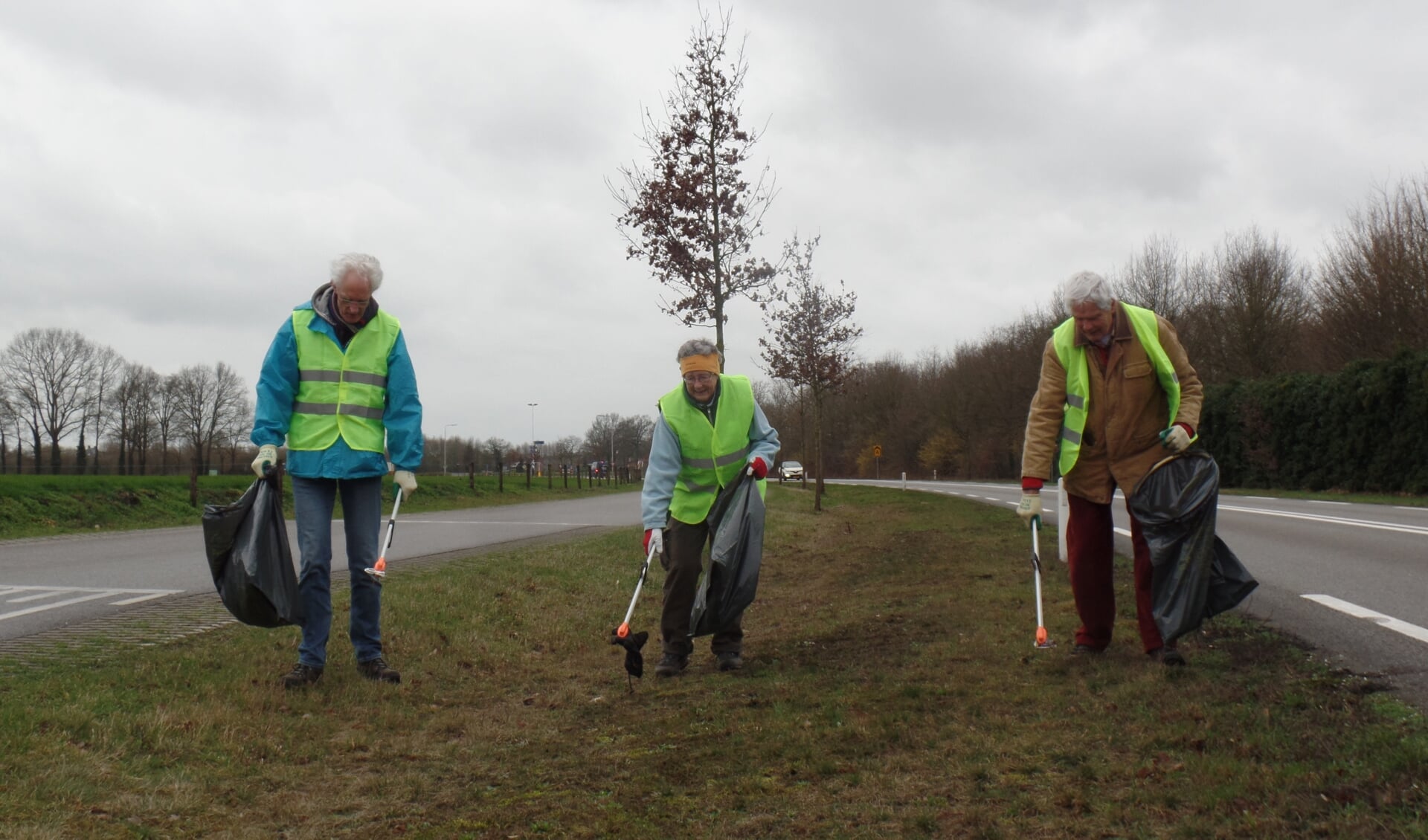 Tot de vaste vrijwilligers van de actie Ruurlo Schoon  behoren Jan en Silvia Looman en Henk Kraan. Foto: Jan Hendriksen. 