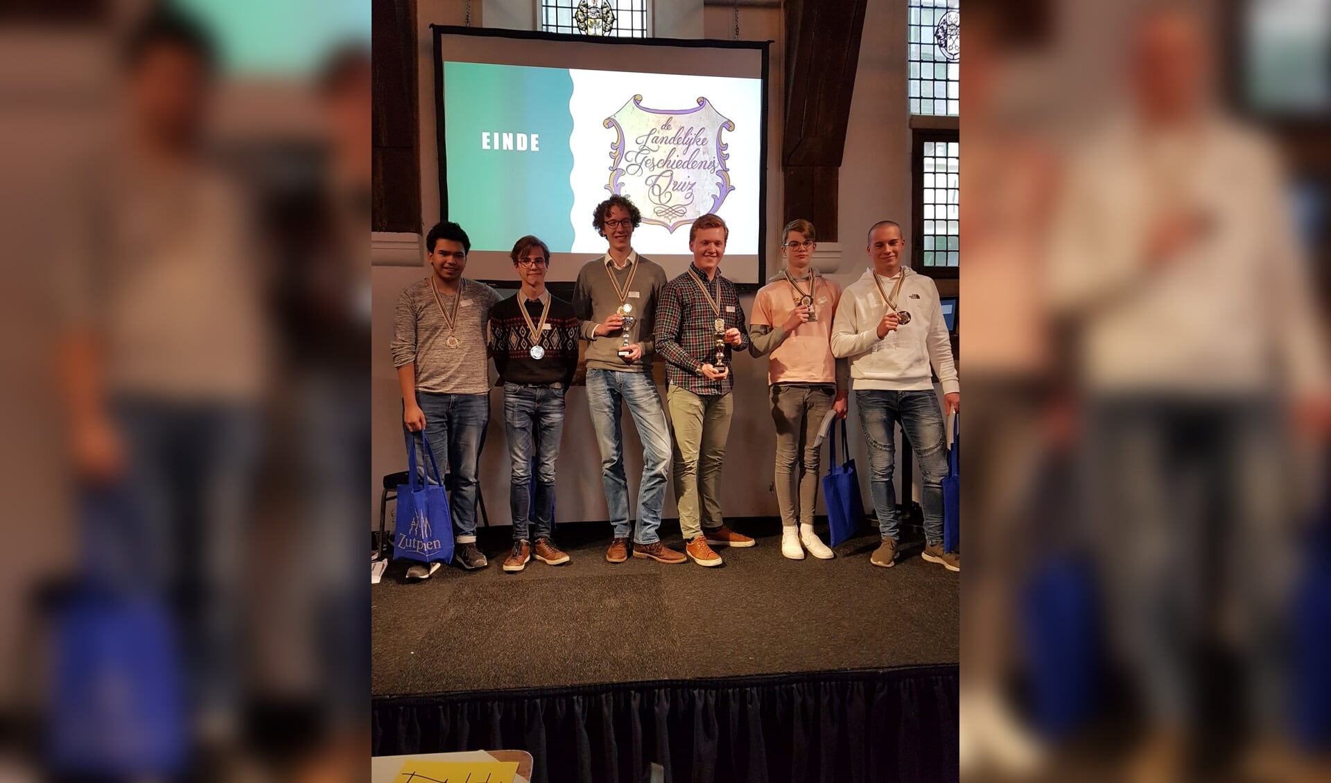 De winnaars: In het midden het winnende duo van De Nassau in Breda, links de nummers twee van het Jacob-Roelandslyceum en rechts de nummers drie van het Isendoorn College in Warnsveld. Foto: PR