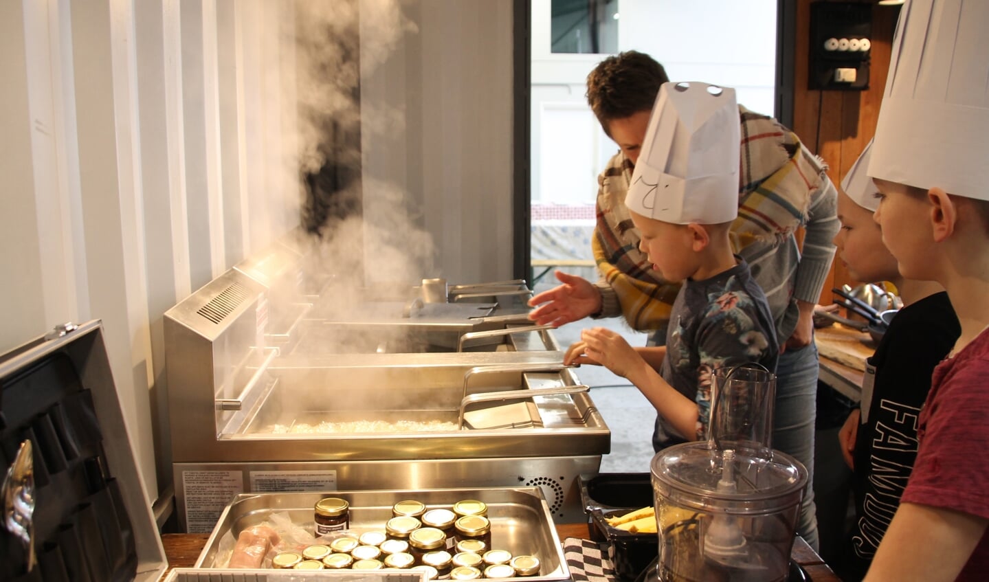 Best spannend, zelf frieten bakken in een professionele bakkraam. Foto: Annnekée Cuppers