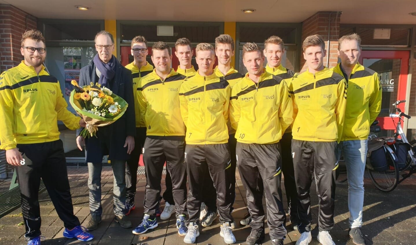 Het eerste herenteam van DVO bedankt sponsor Plus Eland. Foto: PR