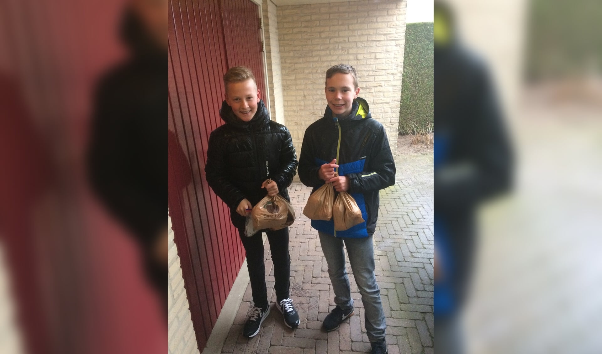 De jeugd van SV Basteom verkoopt sinaasappelen. Foto: PR