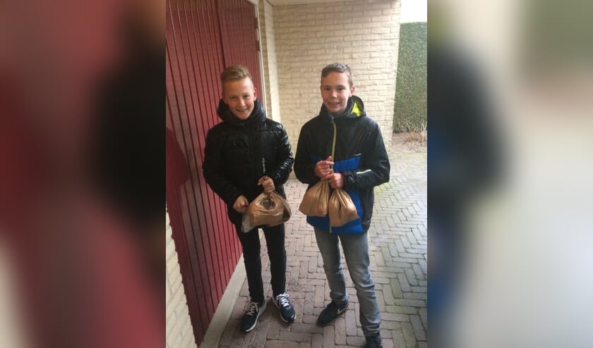 De jeugd van SV Basteom verkoopt sinaasappelen. Foto: PR