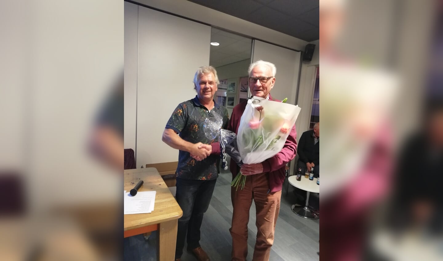 Hans Eijsink feliciteert Will Heinst met zijn gouden jubileum bij Litac. Foto: eigen foto