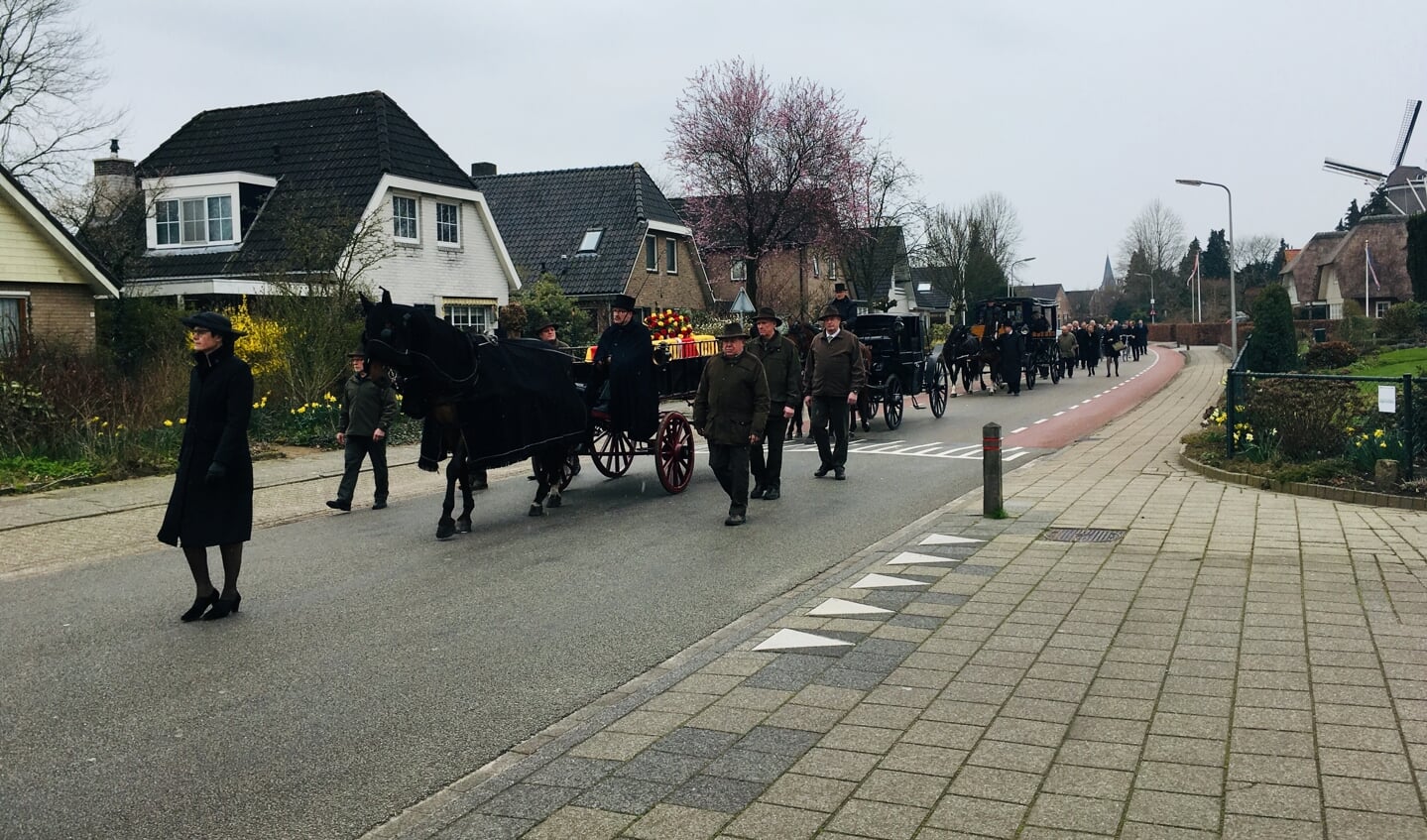 Een indrukwekkende rouwstoet trok na de rouwdienst naar de algemene begraafplaats in Ruurlo waar de baron in het familiegraf werd bijgezet. Foto: Arjen van Gijssel.