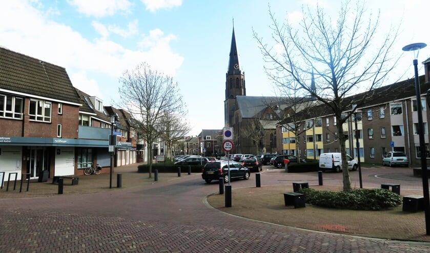 Een inkijk in de Rapenburgsestrraat in Lichtenvoorde, alwaar aan de rechter zijde de nieuwbouw van Careaz zal verrijzen. Foto: Theo Huijskes
