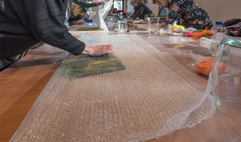 De korte cursus wolvilten markeert het begin van het seizoen van de KunstKring Ruurlo. Foto: Louis Swart