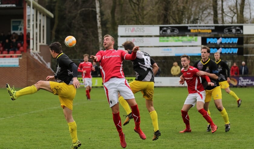 Rik van der Eerden probeert de bal te controleren, terwijl Jordi Lemmens van Staphorst hem daarbij hindert. Joost Rasing zit op de achtergrond in de houdgreep van Ewald Koster. Foto: Cor Hinkamp