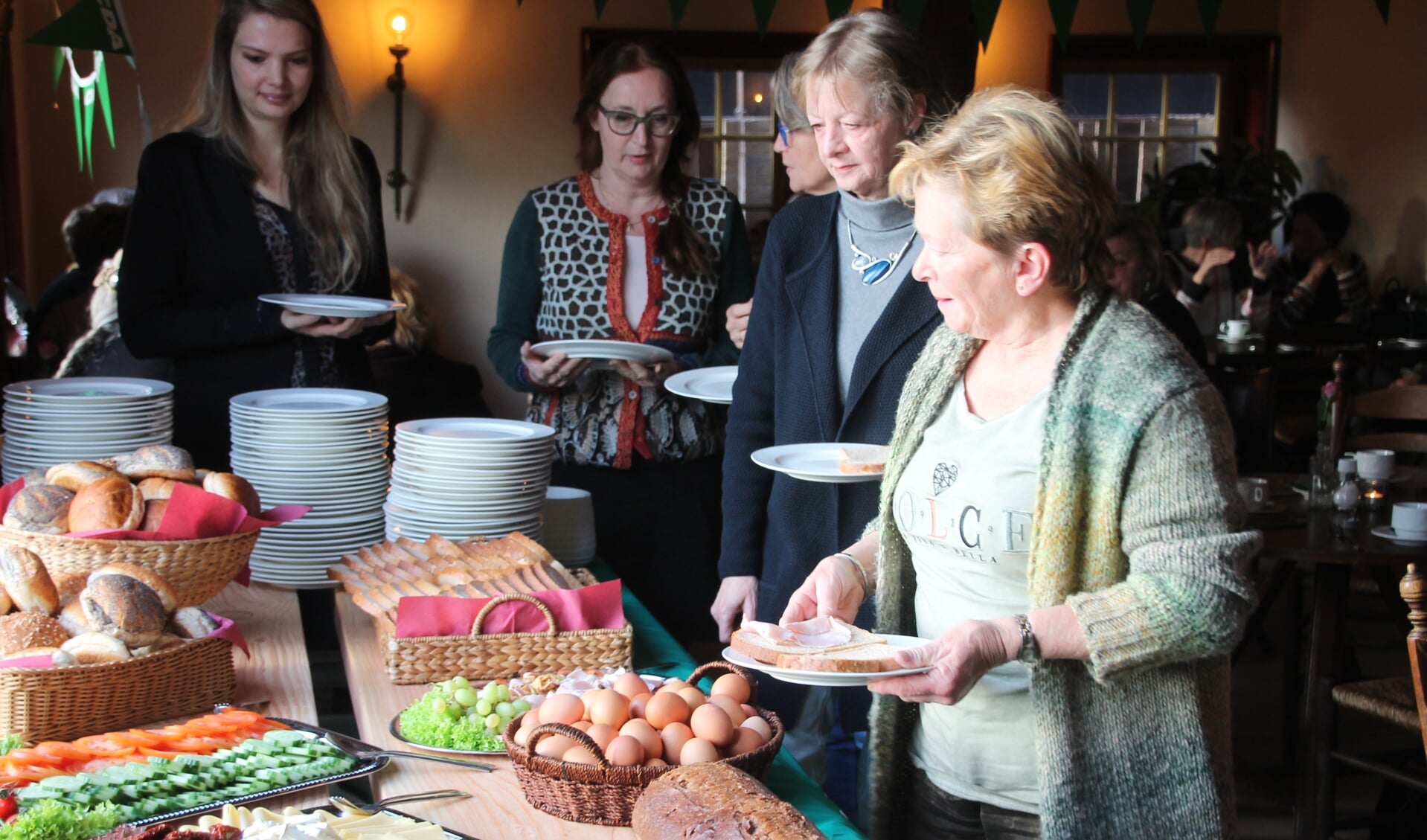 Vrouwen aan het ontbijtbuffet op Internationale Vrouwendag. Foto: Lydia ter Welle