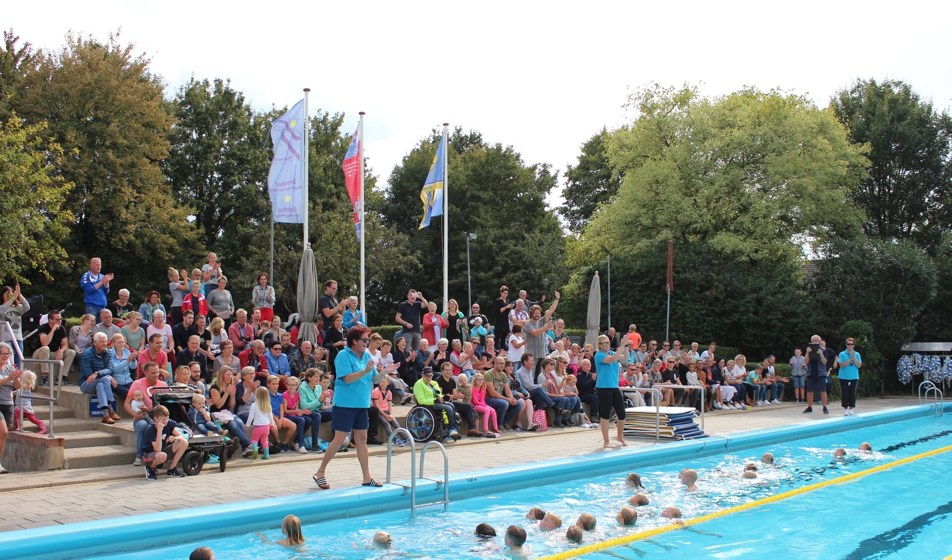 Na een seizoen zwemles in Steenderen is afzwemmen een feest. Foto: Jill Mellendijk