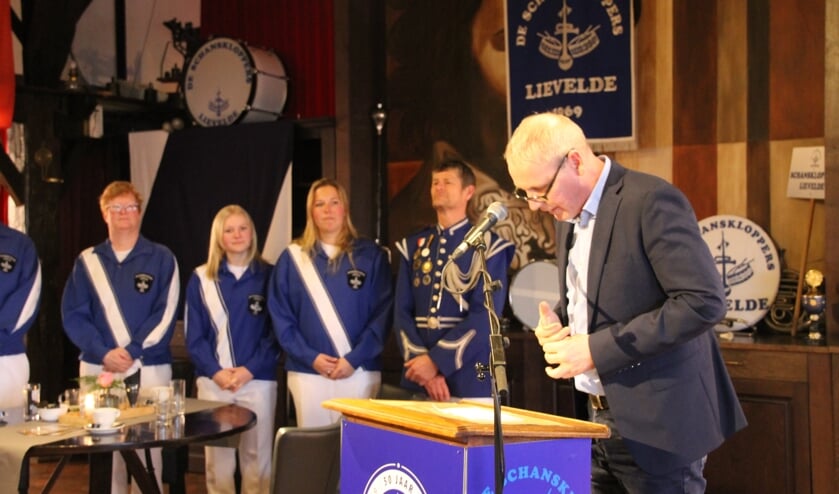 Vele sprekers, waaronder wethouder Hoenderboom, waren naar Erve Kots gekomen om de drumband te feliciteren. Foto: Annekée Cuppers