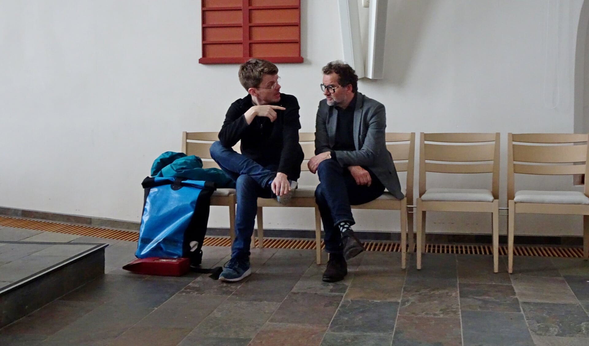 Cappella Bronckhorst dirigent Hans de Wilde (r.) ontmoet tijdens de workshop 'oude' meester Gijs Leenaars. Foto: Rian Brenters 