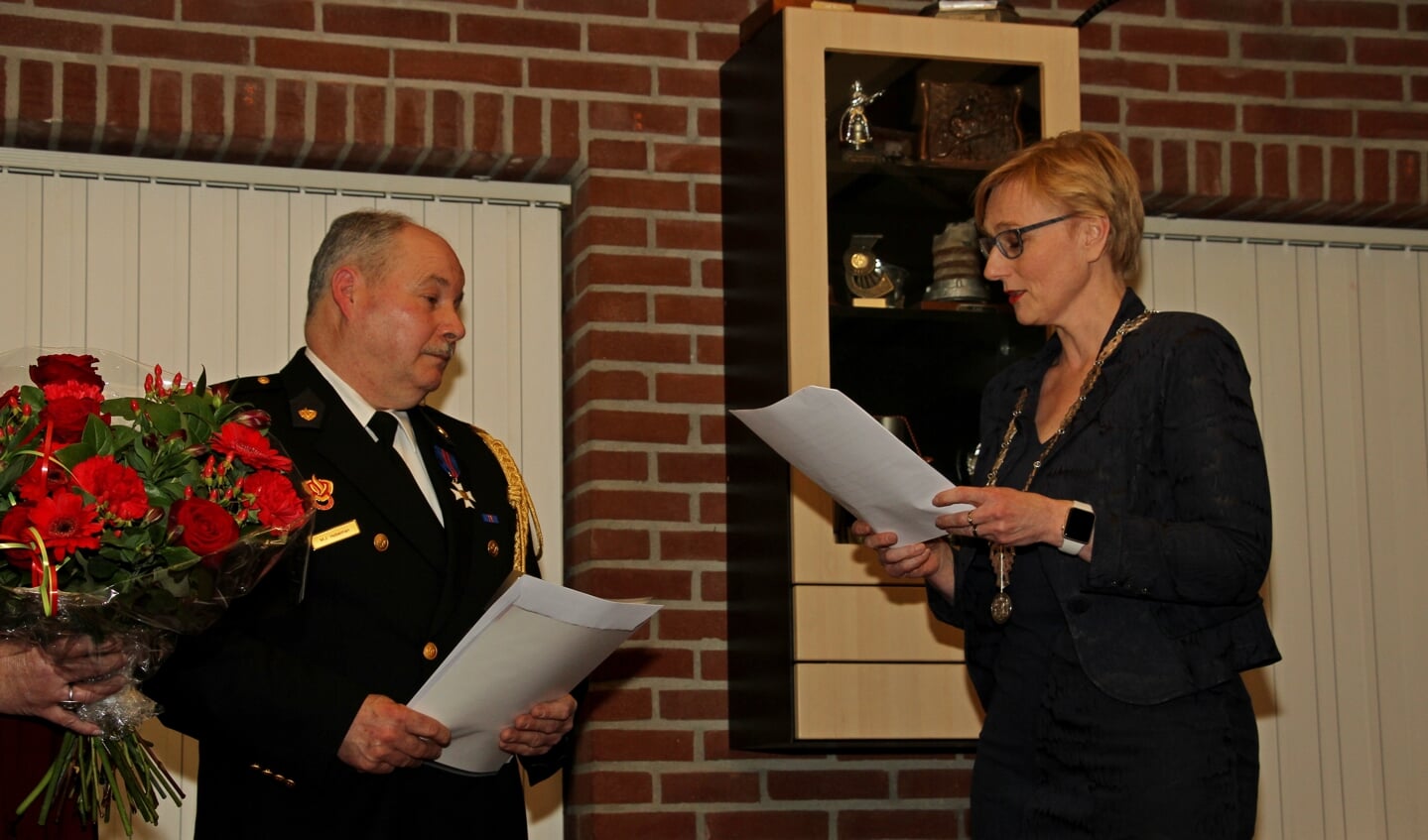 Han Hobelman wordt toegesproken door burgemeester Marianne Besselink. Foto: Liesbeth Spaansen